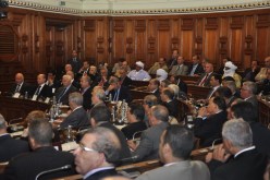 مزارعون في غزة يحرقون أطنانا من الأعشاب بعد غلق الحدود الإسرائيلية